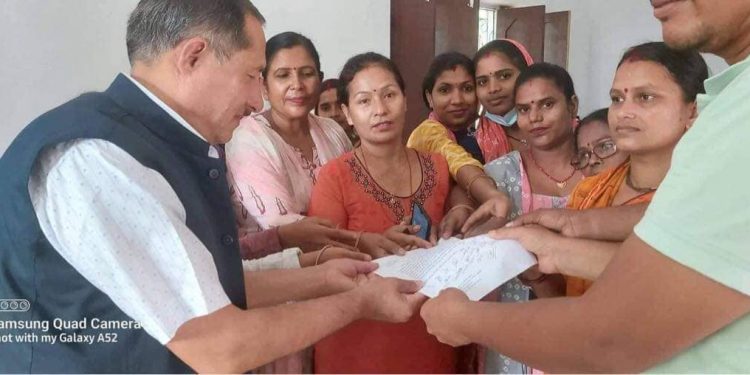 स्थानीय कर्मचारीलाई खटाउनुपर्ने माग