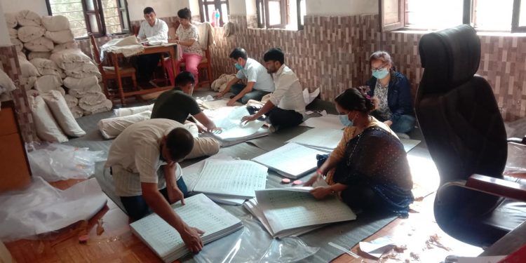 निर्वाचनका लागि आइपुगेका सामग्री मतदान केन्द्रमा पठाउने तयारी
