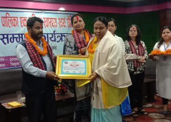 उत्कृष्ट महिला स्वास्थ्य स्वयमसेविकाहरु सम्मानित