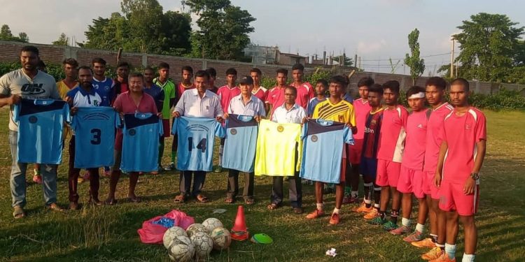 उराँव समुदायका खेलाडीहरुलाई खेल सामग्री हस्तान्तरण