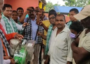 भाेक्राहा नरसिंह किसानहरूलाई कृषि सामग्री वितरण