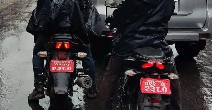 एउटै नम्बरका दुई मोटरसाइकल सक्कली भेटियो, नक्कली खोज्दै प्रहरी