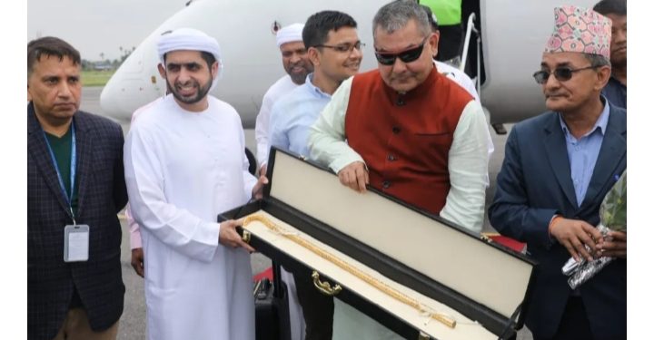 दुबईका राजकुमारले दिए दुर्गा प्रसाईंलाई सुनको लौरो उपहार