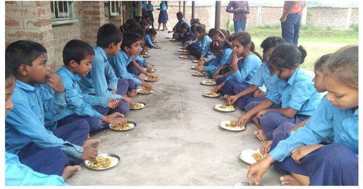 दिवा खाजाबारे अभिभावक : ‘एक त काच्चै हुन्छ त्यो पनि आधा पेट मात्रै’