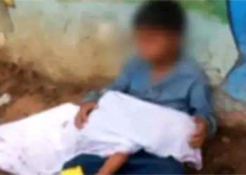 ८ वर्षीय दाइले दुई वर्षीय भाइको शव बोकेर गाडी पर्खिरहेको तस्वीरले स्तव्ध बनायो