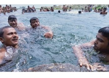 गर्मी छल्न कोशी कटनमा स्नान गर्नेहरुको भिड