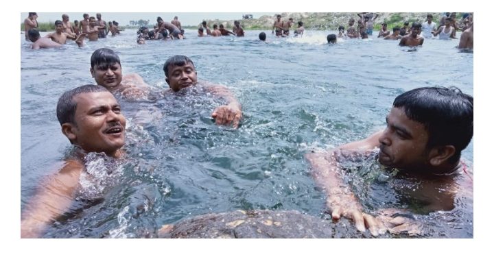 गर्मी छल्न कोशी कटनमा स्नान गर्नेहरुको भिड