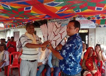 यादवले गरे चार थान पंखा विद्यालयलाई हस्तान्तरण