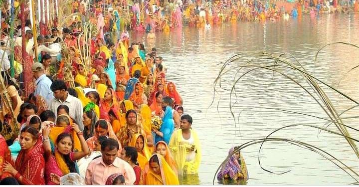 सुनसरीमा जलासयको अभावमा घर अगाडि कृत्रिम पोखरीमा छठ पर्वको तयारी