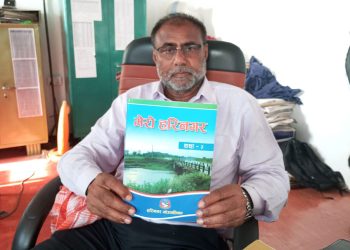 आफ्नै पाठ्यपुस्तक पढाउँदै हरिनगर गाउँपालिका