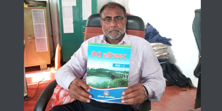 आफ्नै पाठ्यपुस्तक पढाउँदै हरिनगर गाउँपालिका