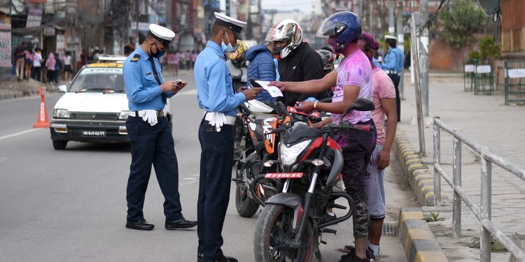 ड्युटीमा रहेका ट्राफिक प्रहरी कुट्ने युवक पक्राउ