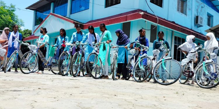 इनरूवा नगरपालिकाले दलित र मुस्लिम छात्राहरुलाई साइकल वितरण