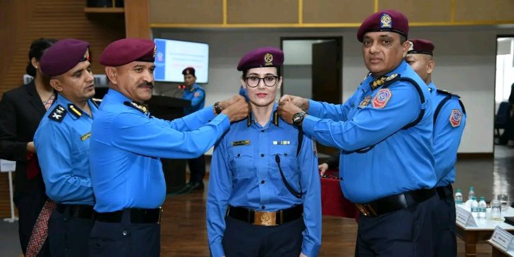 प्रहरी महानिरीक्षकबाट प्रहरी अधिकृतहरू दर्ज्यानी चिन्हद्वारा सुशोभित 