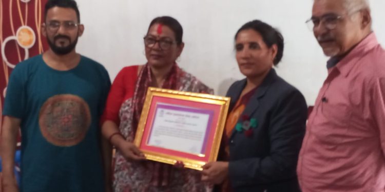 इनरुवामा विश्व मानवता दिवशको अवसरमा दुई जना महिला मानवअधिकारकर्मी सम्मानित