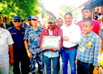 सप्तकोशी नदीमा मान्छे उद्धार गर्ने मुखियालाई सम्मानित