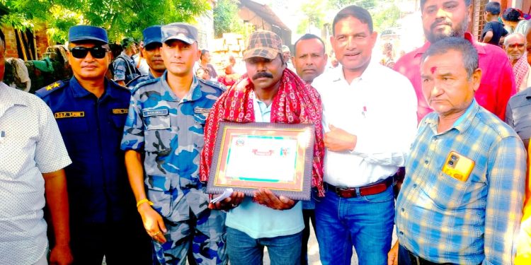सप्तकोशी नदीमा मान्छे उद्धार गर्ने मुखियालाई सम्मानित