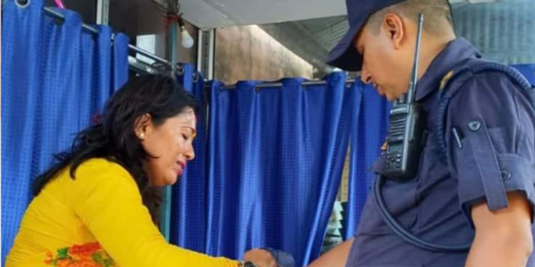 प्रदेश सांसदले सुरक्षाकर्मीलाइ राखि बाधेर रक्षा बन्धन उल्लासका साथ मनाए 