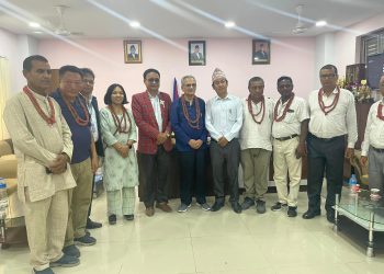 हर्क साम्पाङले गरे बाबुरामलाई रुद्राक्षको मालाले स्वागत