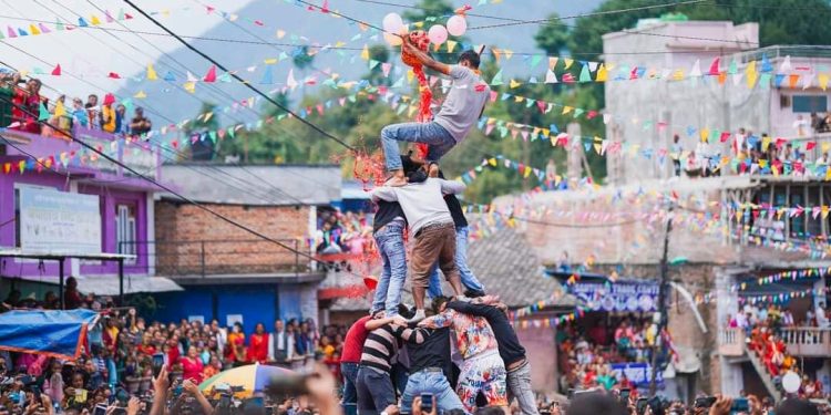मकवानपुरको थाहामा घैंटो फुटाउने प्रतियोगिताको रौनक (फोटो फिचर)