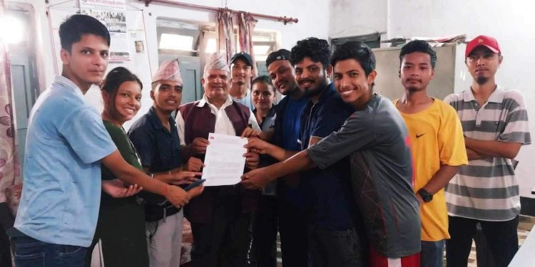 क्यु.ए.ए जोड दिँदै अनेरास्ववियु महेन्द्र मोरङले बुझायो क्याम्पसको प्रमुखलाई ज्ञापन पत्र 