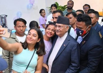 ओली बिर्तामोडस्थित भाटभटेनी पुगेपछि सेल्फी खिचाउनेको भीड (हेरौं तस्बिरमा)