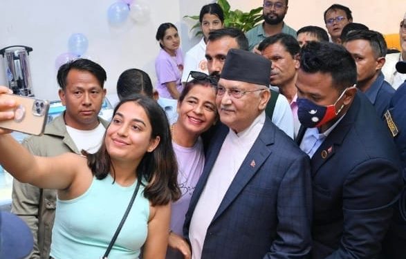 ओली बिर्तामोडस्थित भाटभटेनी पुगेपछि सेल्फी खिचाउनेको भीड (हेरौं तस्बिरमा)