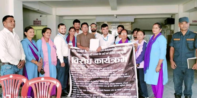 स्थानीय तहका कर्मचारी विरोध गाउँपालिका अध्यक्षलाई बुझाए ज्ञापन पत्र