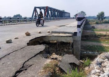 सात वर्षमा बनेको पुल १० महिनामै भत्किन थाल्यो
