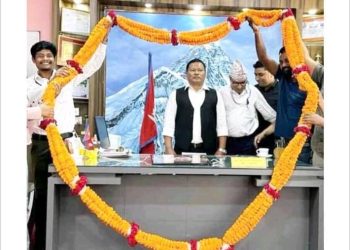दुहबी नगर प्रमुख बेद गच्छादारलाई २५ केजिको मालासहित जनताद्वारा सम्मान