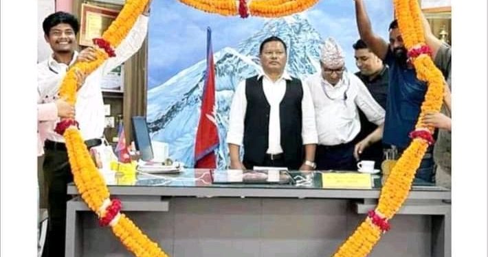 दुहबी नगर प्रमुख बेद गच्छादारलाई २५ केजिको मालासहित जनताद्वारा सम्मान