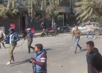 दुर्गा प्रसाईं समूह र युवा संघका कार्यकर्ताबीच ढुंगा हानाहान