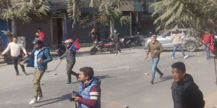 दुर्गा प्रसाईं समूह र युवा संघका कार्यकर्ताबीच ढुंगा हानाहान