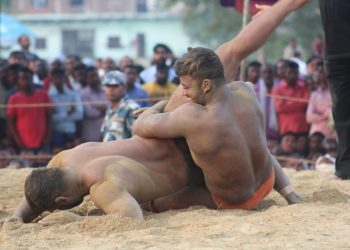 भोक्राहा नरसिंह खेल मैदानको अभावमा धान खेतमा कुस्ती प्रतियोगिताको तयारी