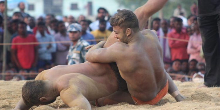 भोक्राहा नरसिंह खेल मैदानको अभावमा धान खेतमा कुस्ती प्रतियोगिताको तयारी