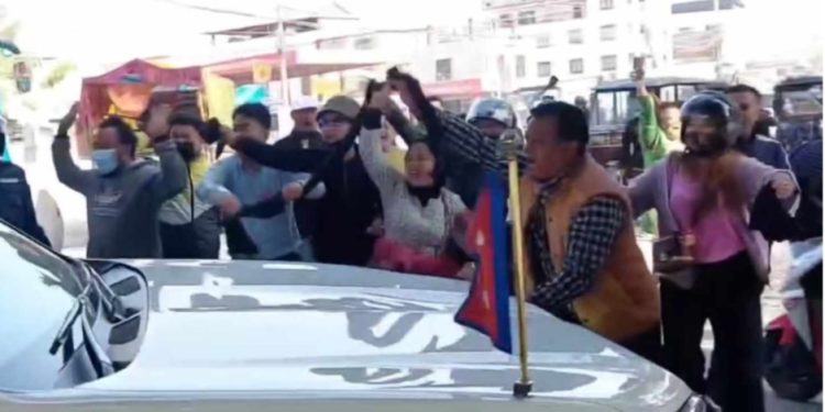 कोशी प्रदेशका मुख्यमन्त्री कार्कीलाई कालो झण्डा