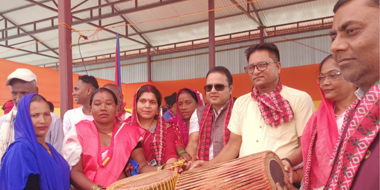 ३०औं विश्व आदिवासी दिवसको अवसरमा भोक्राहा नरसिंह गाउँपालिकाले बाजा मानर डिगा वितरण