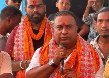 युवा नेता अभिषेक गिरिद्वारा विपन्न परिवारलाई नगद तथा सामग्री सहयोग