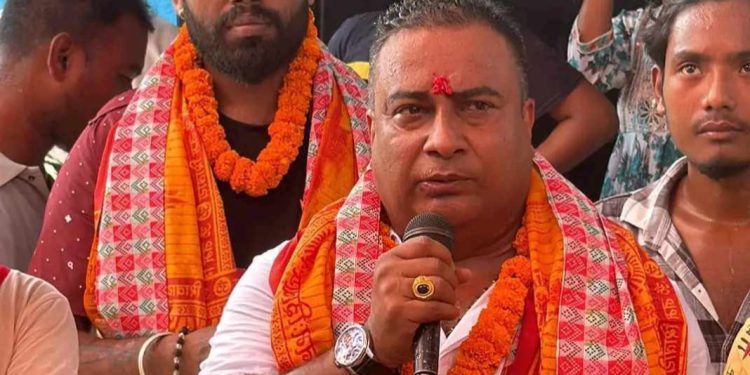 युवा नेता अभिषेक गिरिद्वारा विपन्न परिवारलाई नगद तथा सामग्री सहयोग