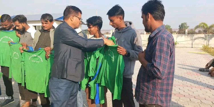 गाउँपालिकाका खेलाडीहरुलाई जर्सी वितरण