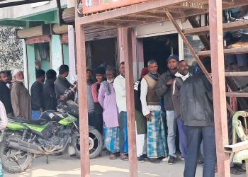 हरिनगर गाउँपालिकामा किसानको मलको लागि लामो लाइन, बालीको सुरक्षा चिन्ताजनक