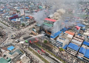 इटहरीको सेन्टर प्लाजामा भीषण आगलागी, हेलिकोप्टरमार्फत उद्धार, नियन्त्रण प्रयास जारी