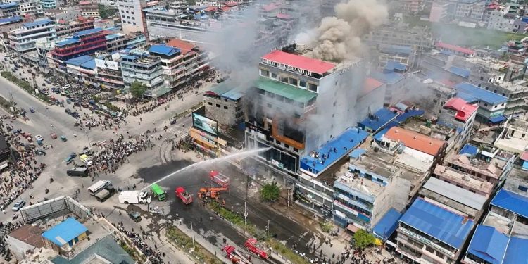 इटहरीको सेन्टर प्लाजामा भीषण आगलागी, हेलिकोप्टरमार्फत उद्धार, नियन्त्रण प्रयास जारी