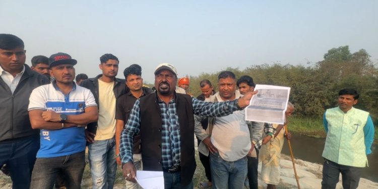 कोशी बाँध मर्मतमा अवरोध गरेको आरक्षका वार्डेन रामदेव चौधरी माथि आरोप, ठेकेदार असन्तुष्ट