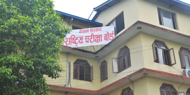 सुनसरीको एसईई परीक्षामा अमर्यादित गतिविधि: निजी विद्यालयका शिक्षक तथा सञ्चालकको संलग्नता उजागर