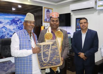 ढाकाटोपीले सम्मान गर्दै मन्त्री मण्डलद्वारा सांसद रामप्रित मण्डलको विदाई